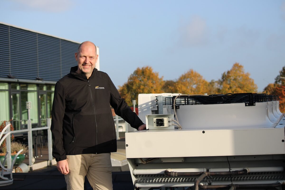 Direktør Ørbæk ved køleanlæg